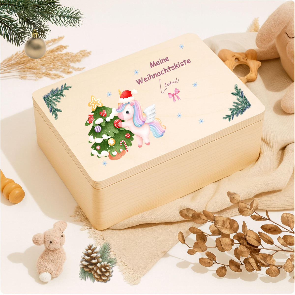 Weihnachtsgeschenk Holzkiste personalisiert mit Namen – perfekte Geschenkbox Weihnachten für Familie, Kinder und Freunde. Diese nachhaltige Holzkiste eignet sich als Adventskiste, DIY-Adventskalender oder Aufbewahrungsbox für festliche Überraschungen. Mit viel Liebe gestaltet und hochwertig bedruckt, ist sie eine langlebige, stilvolle Alternative zur klassischen Geschenkverpackung. Ideal für Weihnachtsgeschenke, Deko oder kleine Aufmerksamkeiten in der Adventszeit.
