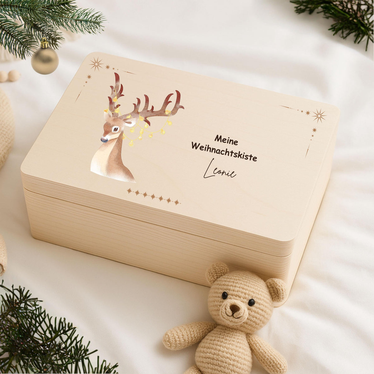 Holzkiste Weihnachten personalisiert – Geschenkbox mit Namen aus Holz für besondere Weihnachtsmomente. Diese Adventskiste eignet sich perfekt als Aufbewahrungsbox, Adventskalender zum Befüllen oder als Weihnachtsgeschenk für Familie, Kinder und Freunde. Nachhaltig, hochwertig und vielseitig – ideal als Geschenkverpackung, Erinnerungsbox oder DIY-Weihnachtsüberraschung. Ein Must-have für alle, die personalisierte Weihnachtsgeschenke lieben.