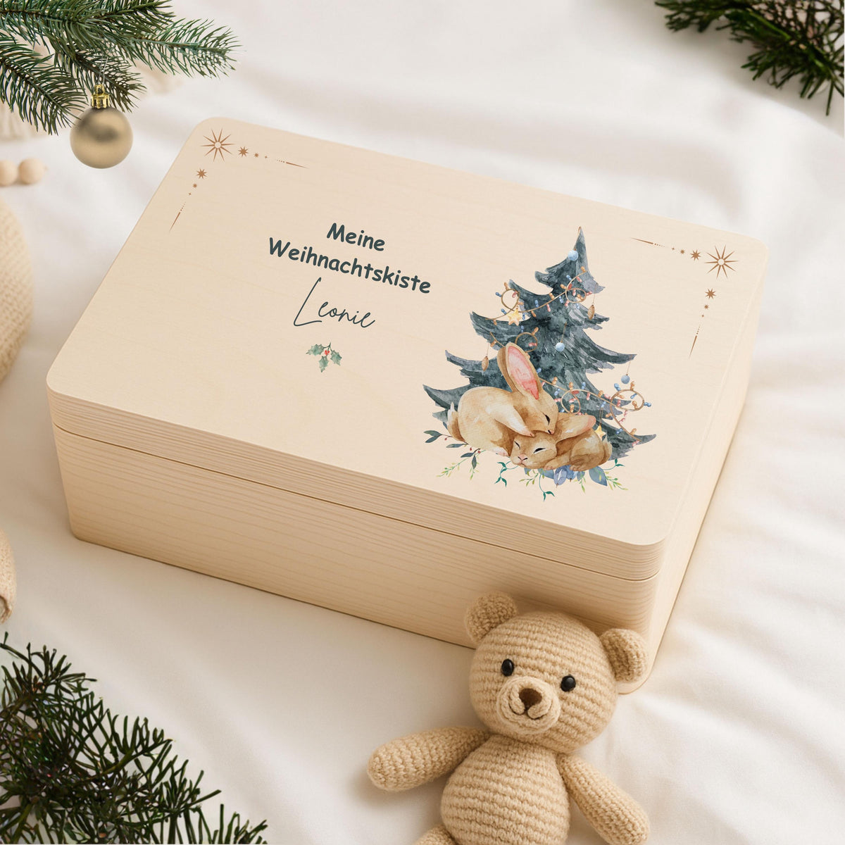 Personalisierte Weihnachtskiste aus Holz mit Namen – nachhaltige Geschenkbox Weihnachten für Kinder, Eltern oder Paare. Perfekt als Adventskiste, DIY-Adventskalender oder Weihnachtsgeschenkbox zum Befüllen mit Süßigkeiten, Plätzchen oder kleinen Überraschungen. Diese hochwertige Holzkiste Weihnachten ist individuell bedruckt,stabil und dekorativ eine vielseitige Geschenkverpackung und liebevolle Idee für die ganze Familie. Ideal auch als Aufbewahrungsbox oder festliche Dekoration zur Adventszeit