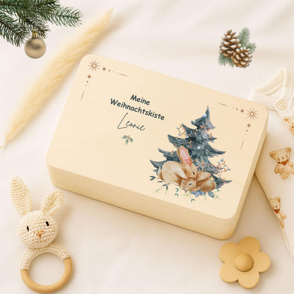 Personalisierte Weihnachtskiste aus Holz mit Namen – nachhaltige Geschenkbox Weihnachten für Kinder, Eltern oder Paare. Perfekt als Adventskiste, DIY-Adventskalender oder Weihnachtsgeschenkbox zum Befüllen mit Süßigkeiten, Plätzchen oder kleinen Überraschungen. Diese hochwertige Holzkiste Weihnachten ist individuell bedruckt,stabil und dekorativ eine vielseitige Geschenkverpackung und liebevolle Idee für die ganze Familie. Ideal auch als Aufbewahrungsbox oder festliche Dekoration zur Adventszeit