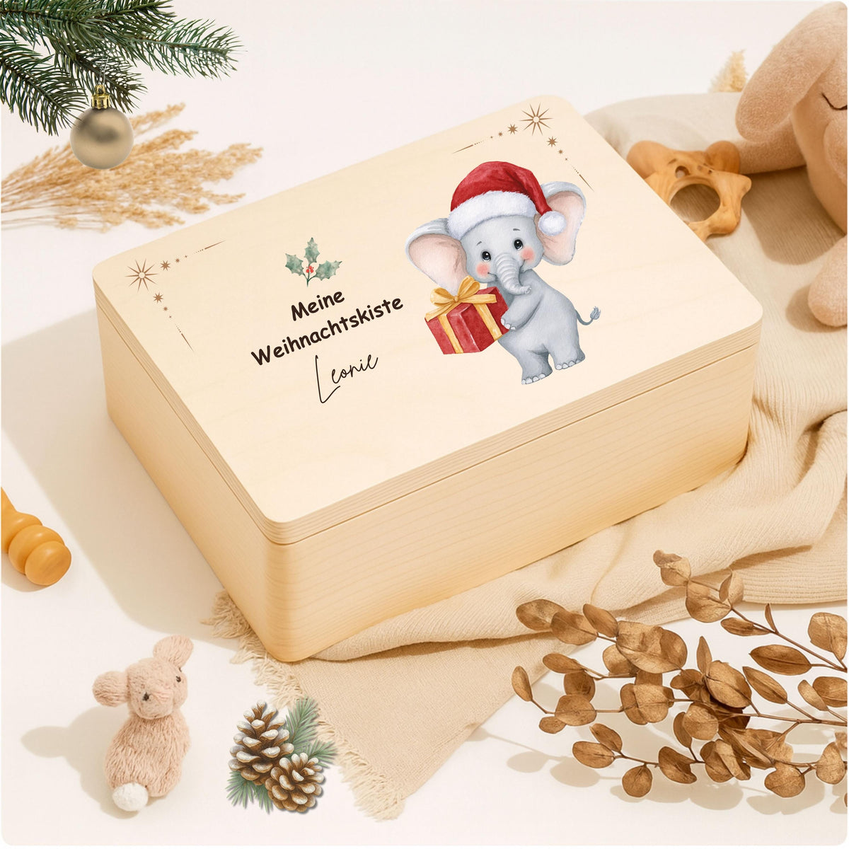 Personalisierte Weihnachtskiste aus Holz mit Namen – nachhaltige Geschenkbox Weihnachten für Kinder, Familie oder Partner. Ideal als Adventskiste, Weihnachtsüberraschung oder DIY-Adventskalender zum Befüllen. Diese Holzkiste Weihnachten ist hochwertig verarbeitet, individuell bedruckt und perfekt als Geschenkidee zu Weihnachten, für Nikolaus oder als dekorative Aufbewahrungsbox. Eine stilvolle Weihnachtsgeschenkverpackung mit persönlicher Note.