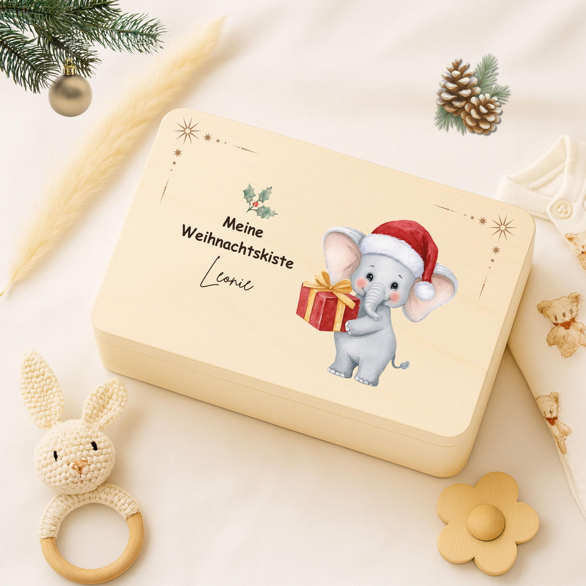 Personalisierte Weihnachtskiste aus Holz mit Namen – nachhaltige Geschenkbox Weihnachten für Kinder, Familie oder Partner. Ideal als Adventskiste, Weihnachtsüberraschung oder DIY-Adventskalender zum Befüllen. Diese Holzkiste Weihnachten ist hochwertig verarbeitet, individuell bedruckt und perfekt als Geschenkidee zu Weihnachten, für Nikolaus oder als dekorative Aufbewahrungsbox. Eine stilvolle Weihnachtsgeschenkverpackung mit persönlicher Note.