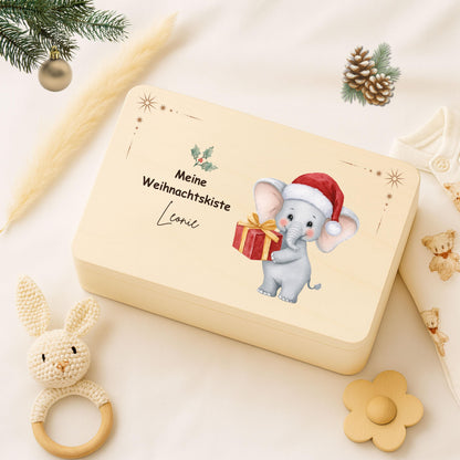 Personalisierte Weihnachtskiste aus Holz mit Namen – nachhaltige Geschenkbox Weihnachten für Kinder, Familie oder Partner. Ideal als Adventskiste, Weihnachtsüberraschung oder DIY-Adventskalender zum Befüllen. Diese Holzkiste Weihnachten ist hochwertig verarbeitet, individuell bedruckt und perfekt als Geschenkidee zu Weihnachten, für Nikolaus oder als dekorative Aufbewahrungsbox. Eine stilvolle Weihnachtsgeschenkverpackung mit persönlicher Note.