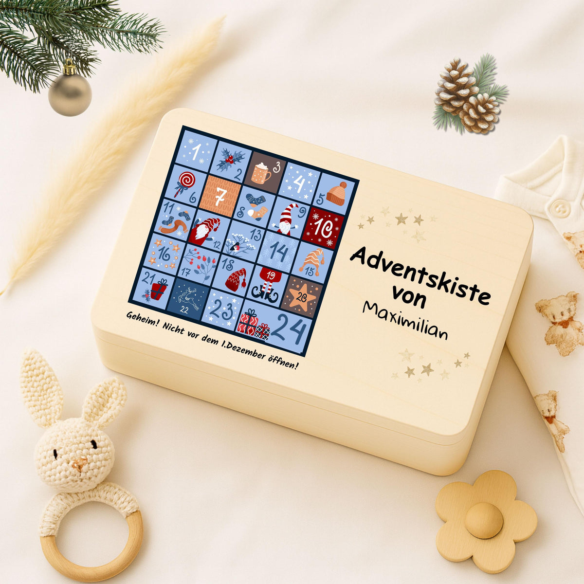 Personalisierte Adventskiste aus Holz mit Namen – hochwertige Holzkiste Weihnachten zum Befüllen mit 24 kleinen Geschenken, Süßigkeiten oder Botschaften. Diese Adventskalender-Holzbox ist ohne Inhalt und perfekt als DIY Adventskalender, Geschenkverpackung oder Weihnachtskiste. Ideal als nachhaltige Geschenkidee Weihnachten für Familie, Kinder oder Freunde. Liebevoll gestaltet, wiederverwendbar und dekorativ – ein besonderes Highlight für die Adventszeit.