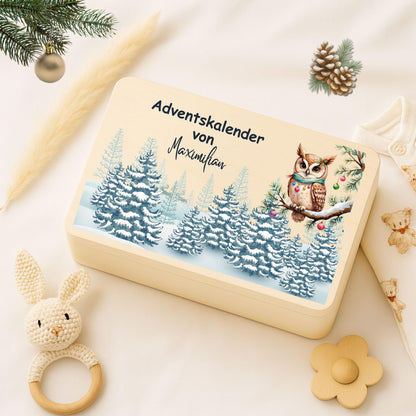 Adventskalender Holz personalisiert mit Namen – liebevoll gestaltete Weihnachtskiste für Kinder, Eltern und Großeltern. Diese Holzkiste Weihnachten ohne Inhalt ist perfekt zum Selbstbefüllen mit Süßigkeiten, Spielsachen oder kleinen Überraschungen. Als DIY Adventskalender aus Holz sorgt sie für gemeinsame Familienmomente. Nachhaltig produziert, wiederverwendbar und personalisierbar – eine originelle Geschenkidee Weihnachten, die den Advent zu einem besonderen Erlebnis macht. Adventskiste