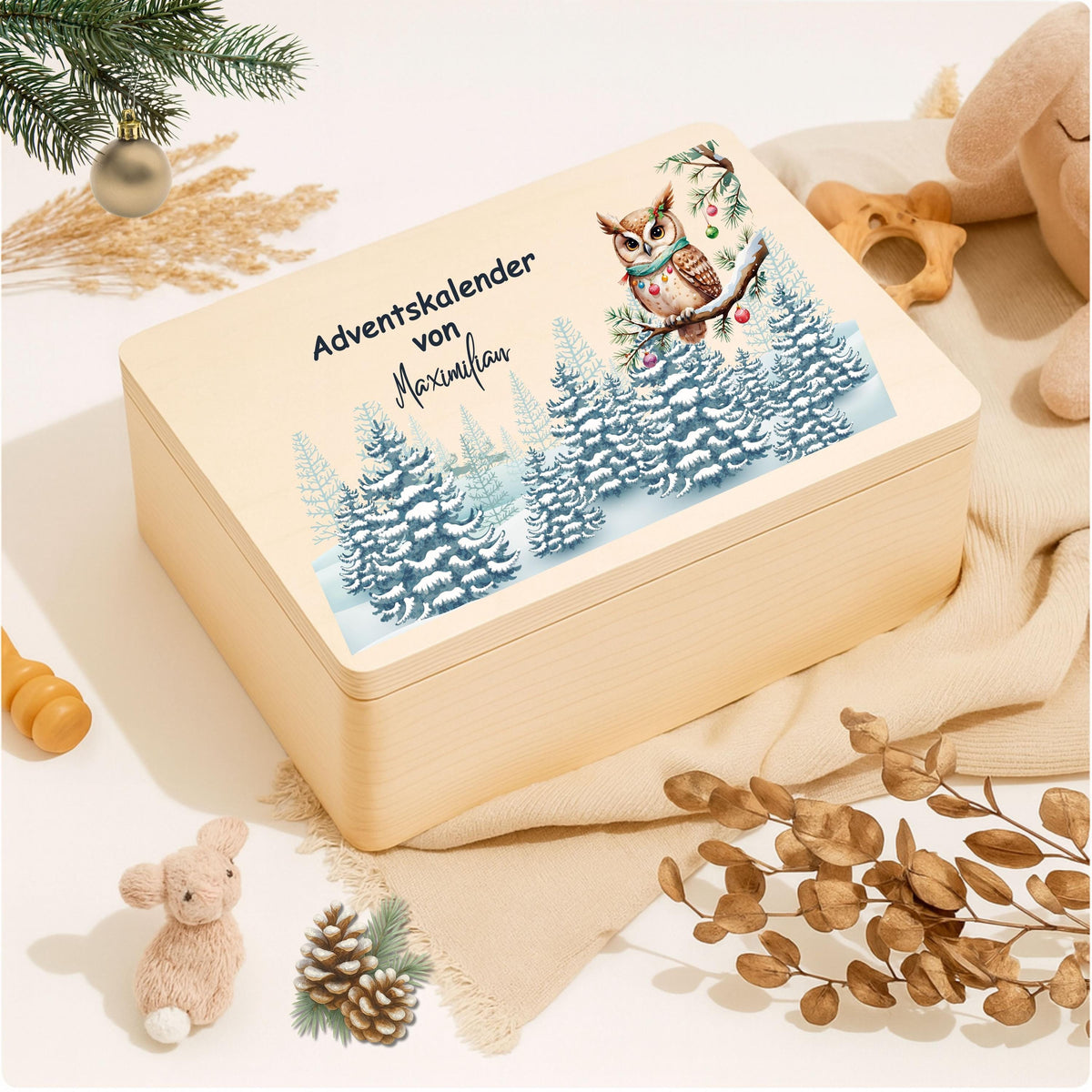Adventskalender Holz personalisiert mit Namen – liebevoll gestaltete Weihnachtskiste für Kinder, Eltern und Großeltern. Diese Holzkiste Weihnachten ohne Inhalt ist perfekt zum Selbstbefüllen mit Süßigkeiten, Spielsachen oder kleinen Überraschungen. Als DIY Adventskalender aus Holz sorgt sie für gemeinsame Familienmomente. Nachhaltig produziert, wiederverwendbar und personalisierbar – eine originelle Geschenkidee Weihnachten, die den Advent zu einem besonderen Erlebnis macht. Adventskiste