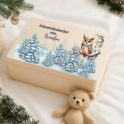 Adventskalender Holz personalisiert mit Namen – liebevoll gestaltete Weihnachtskiste für Kinder, Eltern und Großeltern. Diese Holzkiste Weihnachten ohne Inhalt ist perfekt zum Selbstbefüllen mit Süßigkeiten, Spielsachen oder kleinen Überraschungen. Als DIY Adventskalender aus Holz sorgt sie für gemeinsame Familienmomente. Nachhaltig produziert, wiederverwendbar und personalisierbar – eine originelle Geschenkidee Weihnachten, die den Advent zu einem besonderen Erlebnis macht. Adventskiste