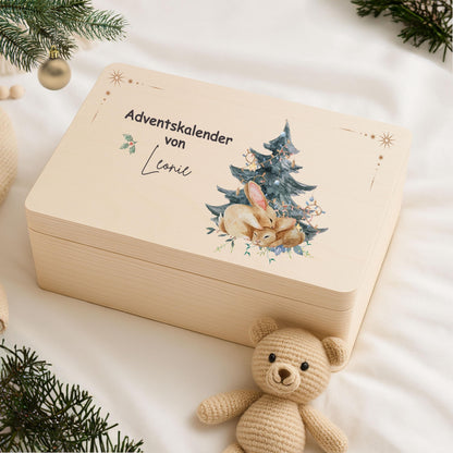 Personalisierte Adventskiste aus Holz mit Namen – hochwertige Adventskalender-Kiste Weihnachten zum Selbstbefüllen, ideal für Kinder, Eltern oder Paare. Diese Holzkiste ohne Inhalt eignet sich perfekt für 24 kleine Geschenke, Süßigkeiten, Briefe oder Deko. Nachhaltiger Adventskalender Holz personalisiert, wiederverwendbar und langlebig. Perfekt als DIY-Projekt für den Advent – dekorativ, individuell bedruckt und jedes Jahr nutzbar. Ideal als Adventskiste Holz für Familie, Kinder und Freunde