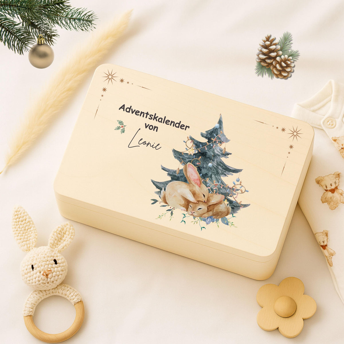 Personalisierte Adventskiste aus Holz mit Namen – hochwertige Adventskalender-Kiste Weihnachten zum Selbstbefüllen, ideal für Kinder, Eltern oder Paare. Diese Holzkiste ohne Inhalt eignet sich perfekt für 24 kleine Geschenke, Süßigkeiten, Briefe oder Deko. Nachhaltiger Adventskalender Holz personalisiert, wiederverwendbar und langlebig. Perfekt als DIY-Projekt für den Advent – dekorativ, individuell bedruckt und jedes Jahr nutzbar. Ideal als Adventskiste Holz für Familie, Kinder und Freunde
