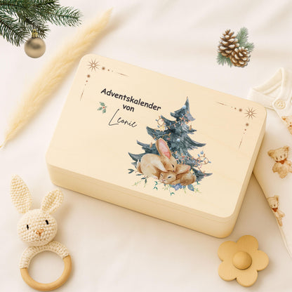Personalisierte Adventskiste aus Holz mit Namen – hochwertige Adventskalender-Kiste Weihnachten zum Selbstbefüllen, ideal für Kinder, Eltern oder Paare. Diese Holzkiste ohne Inhalt eignet sich perfekt für 24 kleine Geschenke, Süßigkeiten, Briefe oder Deko. Nachhaltiger Adventskalender Holz personalisiert, wiederverwendbar und langlebig. Perfekt als DIY-Projekt für den Advent – dekorativ, individuell bedruckt und jedes Jahr nutzbar. Ideal als Adventskiste Holz für Familie, Kinder und Freunde