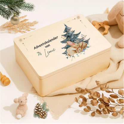 Personalisierte Adventskiste aus Holz mit Namen – hochwertige Adventskalender-Kiste Weihnachten zum Selbstbefüllen, ideal für Kinder, Eltern oder Paare. Diese Holzkiste ohne Inhalt eignet sich perfekt für 24 kleine Geschenke, Süßigkeiten, Briefe oder Deko. Nachhaltiger Adventskalender Holz personalisiert, wiederverwendbar und langlebig. Perfekt als DIY-Projekt für den Advent – dekorativ, individuell bedruckt und jedes Jahr nutzbar. Ideal als Adventskiste Holz für Familie, Kinder und Freunde