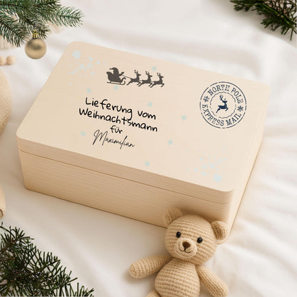 Personalisierte Lieferung-vom-Weihnachtsmann-Holzkiste aus hochwertigem Holz, ideal als Geschenkbox Weihnachten oder Adventskiste mit Namen. Perfekt zum Befüllen für Kinder, Eltern oder Freunde. Diese Weihnachtskiste mit Gravur „Lieferung vom Weihnachtsmann“ ist eine besondere Idee, um Geschenke stilvoll zu verpacken. Nachhaltige Holzkiste Weihnachten mit nostalgischem Design – ideal für Weihnachtsüberraschungen, Geschenke unter dem Baum oder als Dekoration in der Adventszeit.