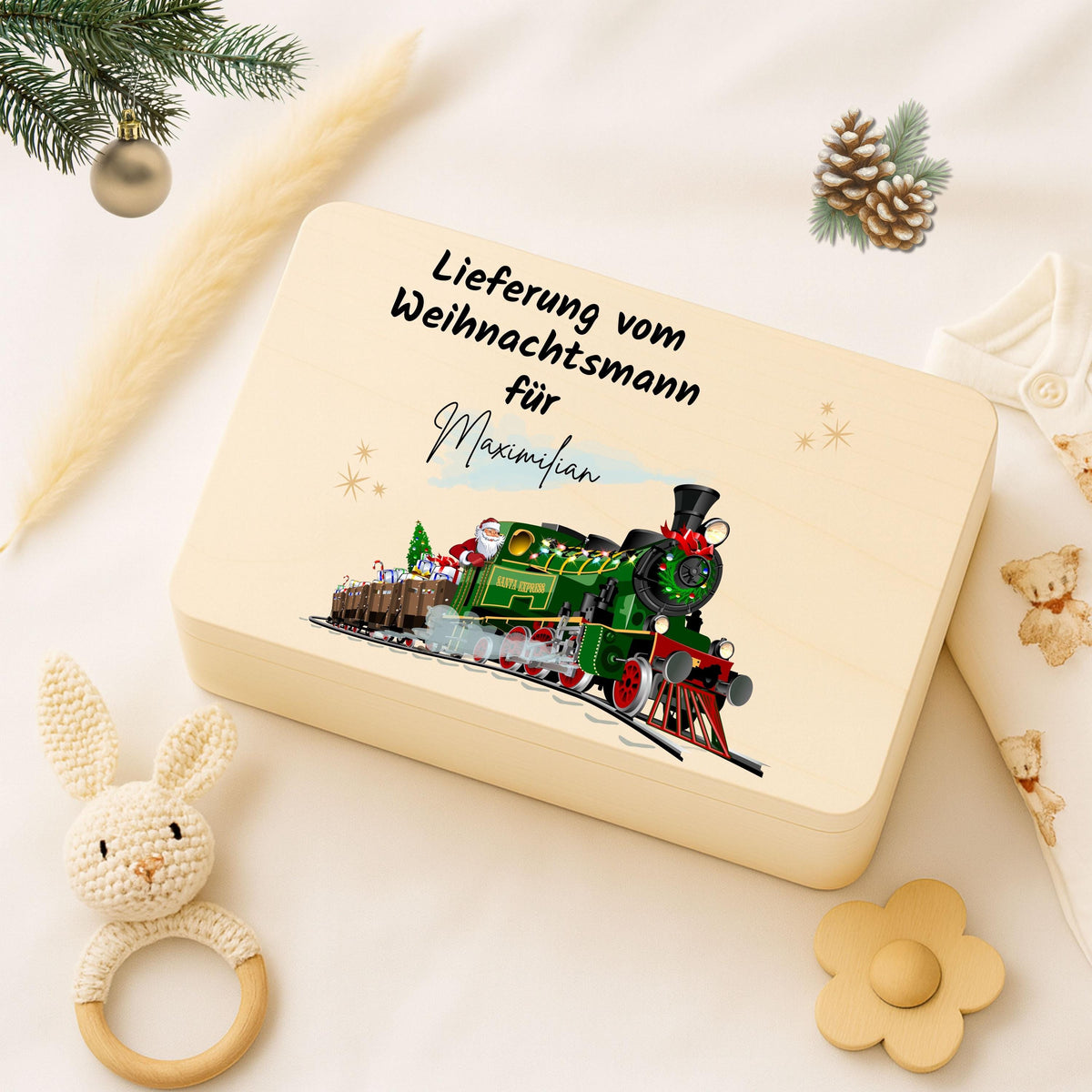 Lieferung vom Weihnachtsmann – Weihnachtskiste Holz personalisiert mit Namen, ideal als Geschenkverpackung Weihnachten oder Adventskiste. Diese dekorative Holzkiste sorgt für leuchtende Augen bei Groß und Klein. Nachhaltig, langlebig und liebevoll gestaltet – perfekt für Weihnachtsgeschenke, Wichtelüberraschungen oder persönliche Botschaften vom Weihnachtsmann. Edles Design mit Gravur und rustikalem Charme, passend zu jeder Weihnachtsdekoration. Adventskiste Geschenkbox Weihnachten Adventskiste