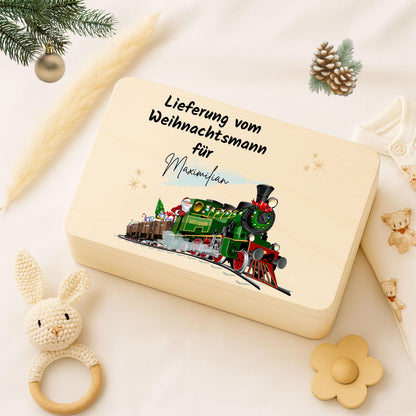 Lieferung vom Weihnachtsmann – Weihnachtskiste Holz personalisiert mit Namen, ideal als Geschenkverpackung Weihnachten oder Adventskiste. Diese dekorative Holzkiste sorgt für leuchtende Augen bei Groß und Klein. Nachhaltig, langlebig und liebevoll gestaltet – perfekt für Weihnachtsgeschenke, Wichtelüberraschungen oder persönliche Botschaften vom Weihnachtsmann. Edles Design mit Gravur und rustikalem Charme, passend zu jeder Weihnachtsdekoration. Adventskiste Geschenkbox Weihnachten Adventskiste
