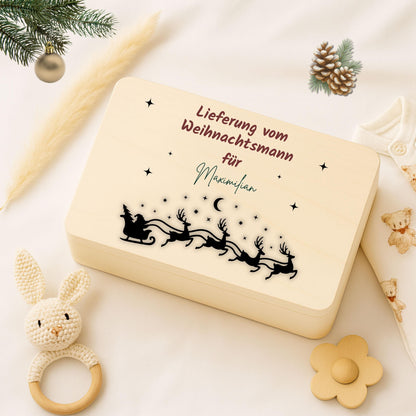 Lieferung vom Weihnachtsmann – Weihnachtskiste Holz personalisiert mit Namen, ideal als Geschenkverpackung Weihnachten oder Adventskiste. Diese dekorative Holzkiste sorgt für leuchtende Augen bei Groß und Klein. Nachhaltig, langlebig und liebevoll gestaltet – perfekt für Weihnachtsgeschenke, Wichtelüberraschungen oder persönliche Botschaften vom Weihnachtsmann. Edles Design mit Gravur und rustikalem Charme, passend zu jeder Weihnachtsdekoration. Adventskiste Geschenkbox Weihnachten Adventskiste