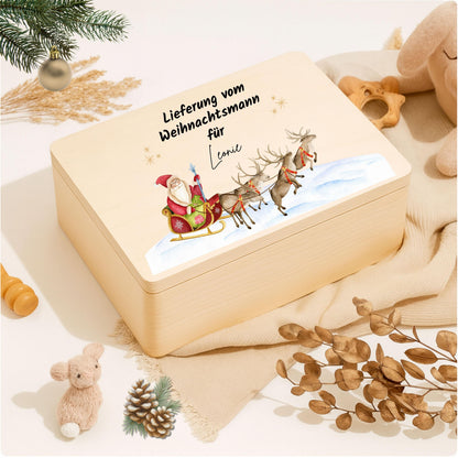 Lieferung vom Weihnachtsmann – Weihnachtskiste Holz personalisiert mit Namen, ideal als Geschenkverpackung Weihnachten oder Adventskiste. Diese dekorative Holzkiste sorgt für leuchtende Augen bei Groß und Klein. Nachhaltig, langlebig und liebevoll gestaltet – perfekt für Weihnachtsgeschenke, Wichtelüberraschungen oder persönliche Botschaften vom Weihnachtsmann. Edles Design mit Gravur und rustikalem Charme, passend zu jeder Weihnachtsdekoration. Adventskiste Geschenkbox Weihnachten Adventskiste