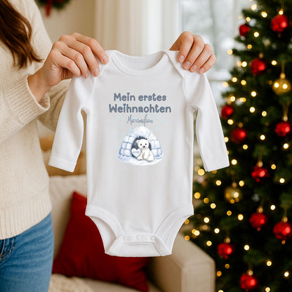 Langarm Babybody Weihnachten aus 100 % Bio-Baumwolle – ideales Geschenk für Babys erstes Weihnachten. Perfekt als Outfit für Fotoshooting oder Familienfeier. Dieser Weihnachtsbody für Babys ist angenehm weich, hochwertig bedruckt und ideal für Mädchen und Jungen. Geschenkidee für Baby zur Weihnachtszeit, süßes Erinnerungsstück ‚Mein erstes Weihnachten‘. Body langarm Baby, Weihnachtsbody Baby, Babybody mit Namen, erste Weihnachten Outfit und Geschenk Babys Weihnachten.