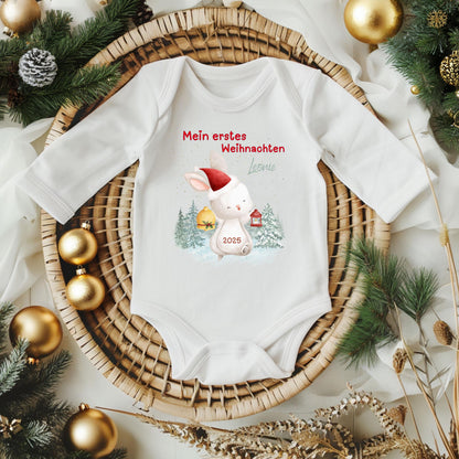 Weicher Babybody Langarm mit dem Schriftzug „Mein erstes Weihnachten“. Dieses süße Outfit ist ideal für Fotoshootings, Familienfeiern oder als Geschenk zum ersten Weihnachtsfest. Der Body besteht aus atmungsaktiver Baumwolle und kombiniert Komfort mit festlichem Design. Eine liebevolle Geschenkidee für Eltern und Großeltern.Weihnachtsbody Baby Langarm – personalisiert mit dem Namen deines Babys.  Dieser Body ist das perfekte Outfit für das erste Weihnachtsfest und ein besonderes Geschenk