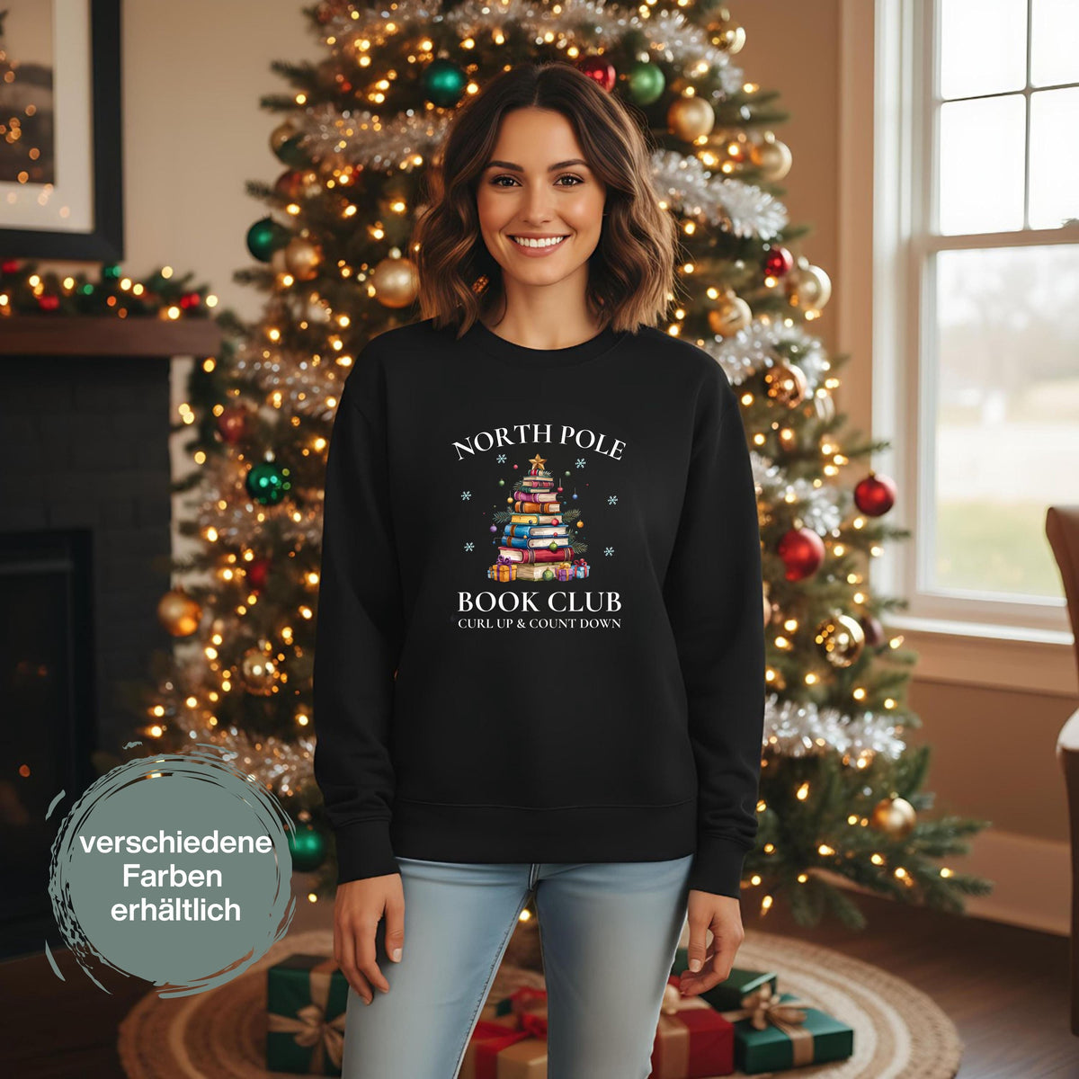 Weihnachtlicher Sweater für Damen mit Buchbaum-Motiv und „North Pole Book Club“-Schriftzug. Perfekter Winterpullover für Leseratten, Bücherliebhaberinnen und gemütliche Lesestunden. Ideal als Geschenk für Frauen, Lehrerinnen, Kolleginnen oder als Wichtelgeschenk zu Weihnachten. Das kuschelige Sweatshirt kombiniert Weihnachtszauber mit Buchliebe – ein festliches Outfit für Advent, Lesecouch und Buchclub-Treffen. Für alle, die ihre Liebe zu Geschichten auch modisch zeigen wollen.