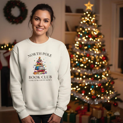 Weihnachtlicher Sweater für Damen mit Buchbaum-Motiv und „North Pole Book Club“-Schriftzug. Perfekter Winterpullover für Leseratten, Bücherliebhaberinnen und gemütliche Lesestunden. Ideal als Geschenk für Frauen, Lehrerinnen, Kolleginnen oder als Wichtelgeschenk zu Weihnachten. Das kuschelige Sweatshirt kombiniert Weihnachtszauber mit Buchliebe – ein festliches Outfit für Advent, Lesecouch und Buchclub-Treffen. Für alle, die ihre Liebe zu Geschichten auch modisch zeigen wollen.