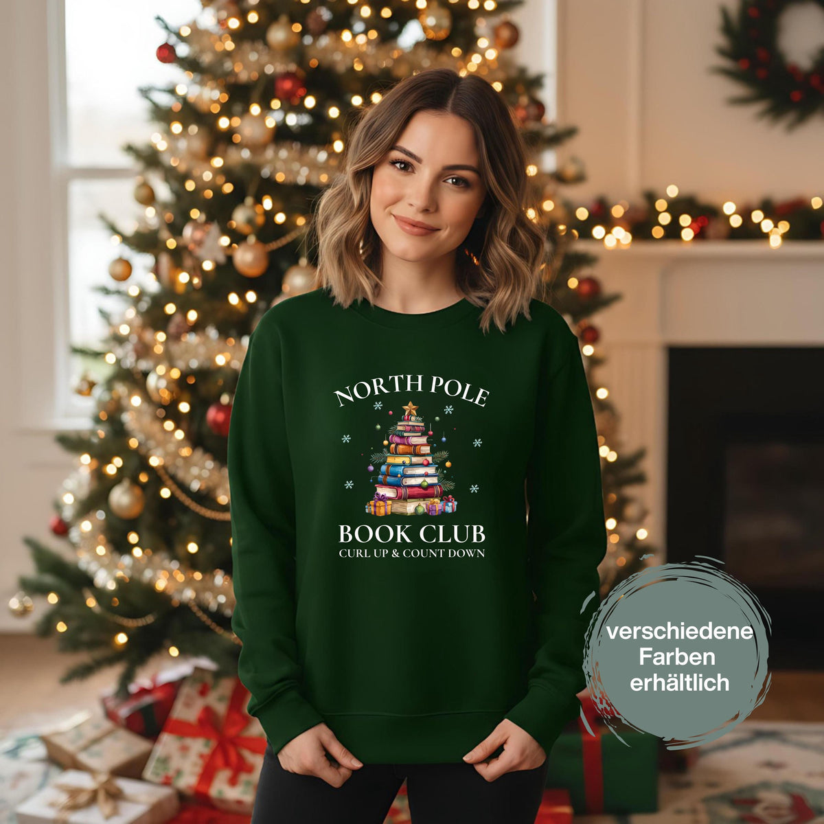 Weihnachtlicher Sweater für Damen mit Buchbaum-Motiv und „North Pole Book Club“-Schriftzug. Perfekter Winterpullover für Leseratten, Bücherliebhaberinnen und gemütliche Lesestunden. Ideal als Geschenk für Frauen, Lehrerinnen, Kolleginnen oder als Wichtelgeschenk zu Weihnachten. Das kuschelige Sweatshirt kombiniert Weihnachtszauber mit Buchliebe – ein festliches Outfit für Advent, Lesecouch und Buchclub-Treffen. Für alle, die ihre Liebe zu Geschichten auch modisch zeigen wollen.