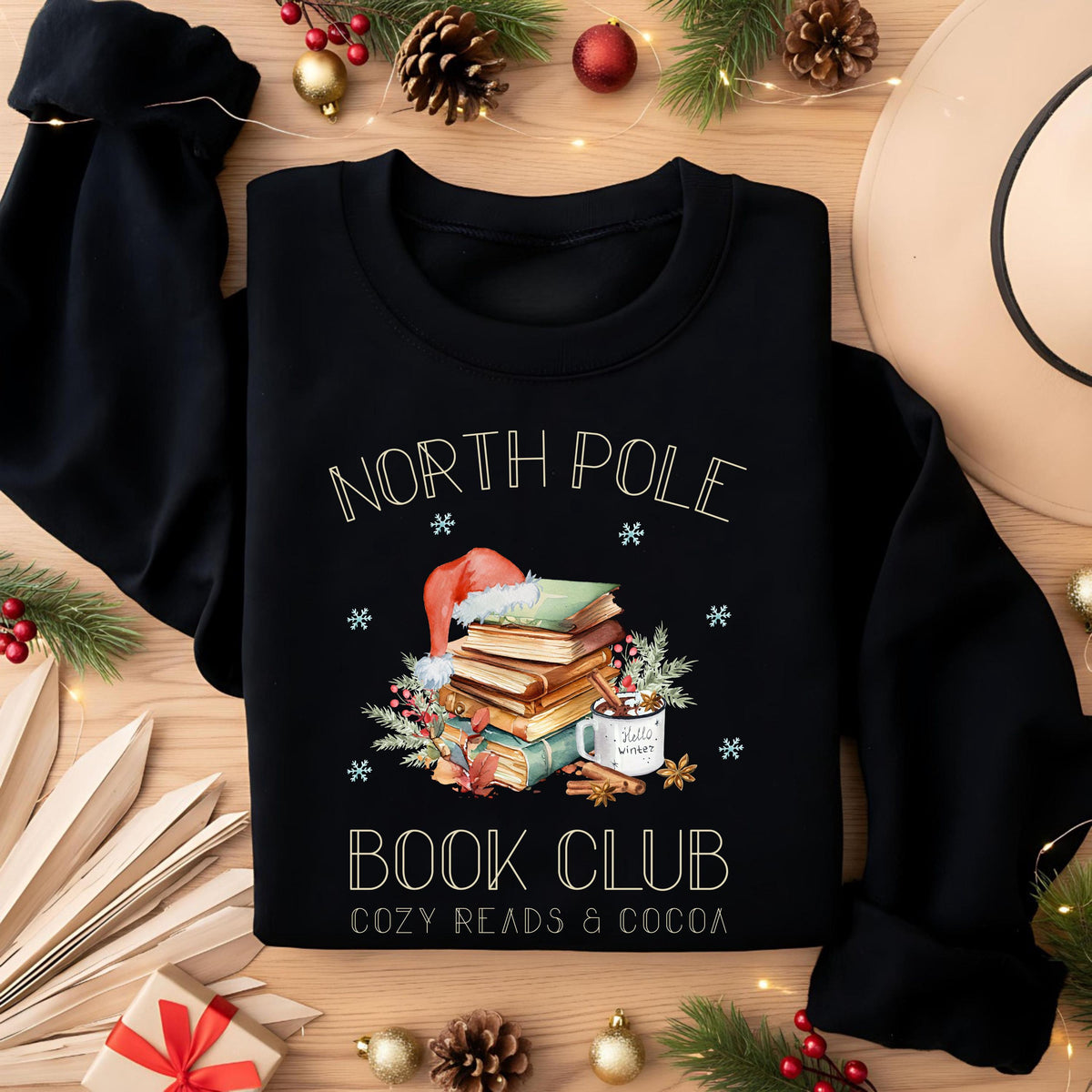 Weihnachtspullover für Damen mit Bücherstapel, Weihnachtsmütze und Kakao – perfektes Winter-Outfit für Leseratten und Buchliebhaberinnen. Der Sweater zeigt das Motiv „North Pole Book Club – Cozy Reads & Cocoa“ und verbindet Weihnachtsfreude mit Leseleidenschaft. Ideal als Geschenk zu Weihnachten oder Nikolaus für Frauen, die Bücher lieben. Ein kuscheliges, winterliches Oberteil für gemütliche Lesestunden, Weihnachtsfeiern oder den Advent. ein süßer Hingucker für die festliche Saison!