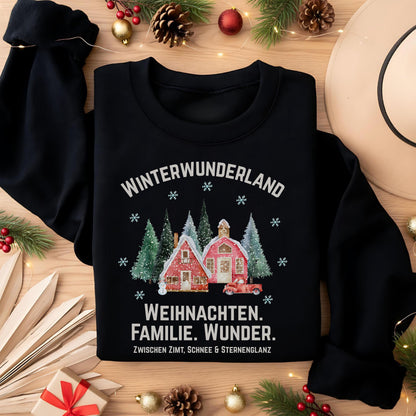 Weihnachtspullover mit nostalgischem Winterdorf, verschneiten Tannen & rotem Haus – ideal für Damen, die Familie, Weihnachten und Wunder lieben. Der gemütliche Winterpullover mit dem Schriftzug "Weihnachten. Familie. Wunder." ist perfekt als Geschenk für Frauen, Mütter oder Kolleginnen. Warm, kuschelig & festlich – dein ideales Outfit für die Weihnachtszeit, Wichtelgeschenk, Familienfeier oder festliche Fotos. Pullover für Damen zu Weihnachten mit Winterzauber, Schneeflocken & Nostalgi
