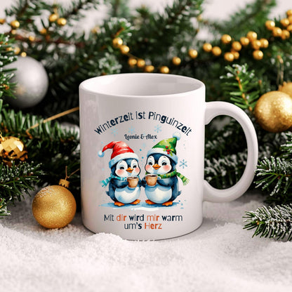 Personalisierte Weihnachtstasse für Paare mit Namen, ideal als liebevolles Weihnachtsgeschenk für Freund, Freundin oder Ehepartner. Hochwertige Keramiktasse mit festlichem Design und langlebigem Druck – perfekt für gemütliche Winterabende zu zweit. Diese Partner-Tasse ist ein besonderes Geschenk unter dem Weihnachtsbaum oder als kleines Wichtelgeschenk mit persönlicher Note. Ein romantisches Weihnachtsgeschenk, das jeden Morgen an die gemeinsame Zeit erinnert.