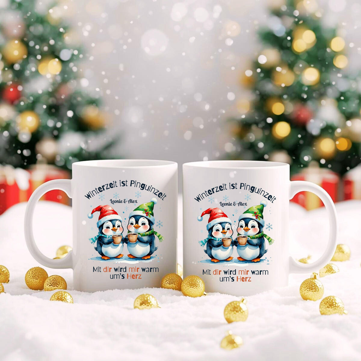Personalisierte Weihnachtstasse für Paare mit Namen, ideal als liebevolles Weihnachtsgeschenk für Freund, Freundin oder Ehepartner. Hochwertige Keramiktasse mit festlichem Design und langlebigem Druck – perfekt für gemütliche Winterabende zu zweit. Diese Partner-Tasse ist ein besonderes Geschenk unter dem Weihnachtsbaum oder als kleines Wichtelgeschenk mit persönlicher Note. Ein romantisches Weihnachtsgeschenk, das jeden Morgen an die gemeinsame Zeit erinnert.