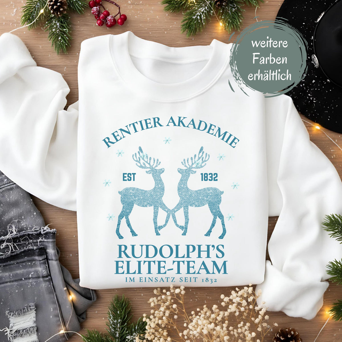 Weihnachtspullover „Rentier Akademie – Rudolph’s Elite-Team“ für Damen & Herren mit humorvollem Rentier-Motiv und Schneeflocken. Perfekter Winterpullover als Geschenkidee für Frauen und Männer, ideal für Nikolaus, Weihnachtsmarkt, Advent & Weihnachtsfeier. Witziges Weihnachtsoutfit mit Rentieren, festlich & gemütlich – ein weihnachtliches Statement-Stück für Familie, Partnerlook, Wichtelrunden oder den festlichen Abend. Für Fans von Rudolph, Rentiere & Christmas Spirit!