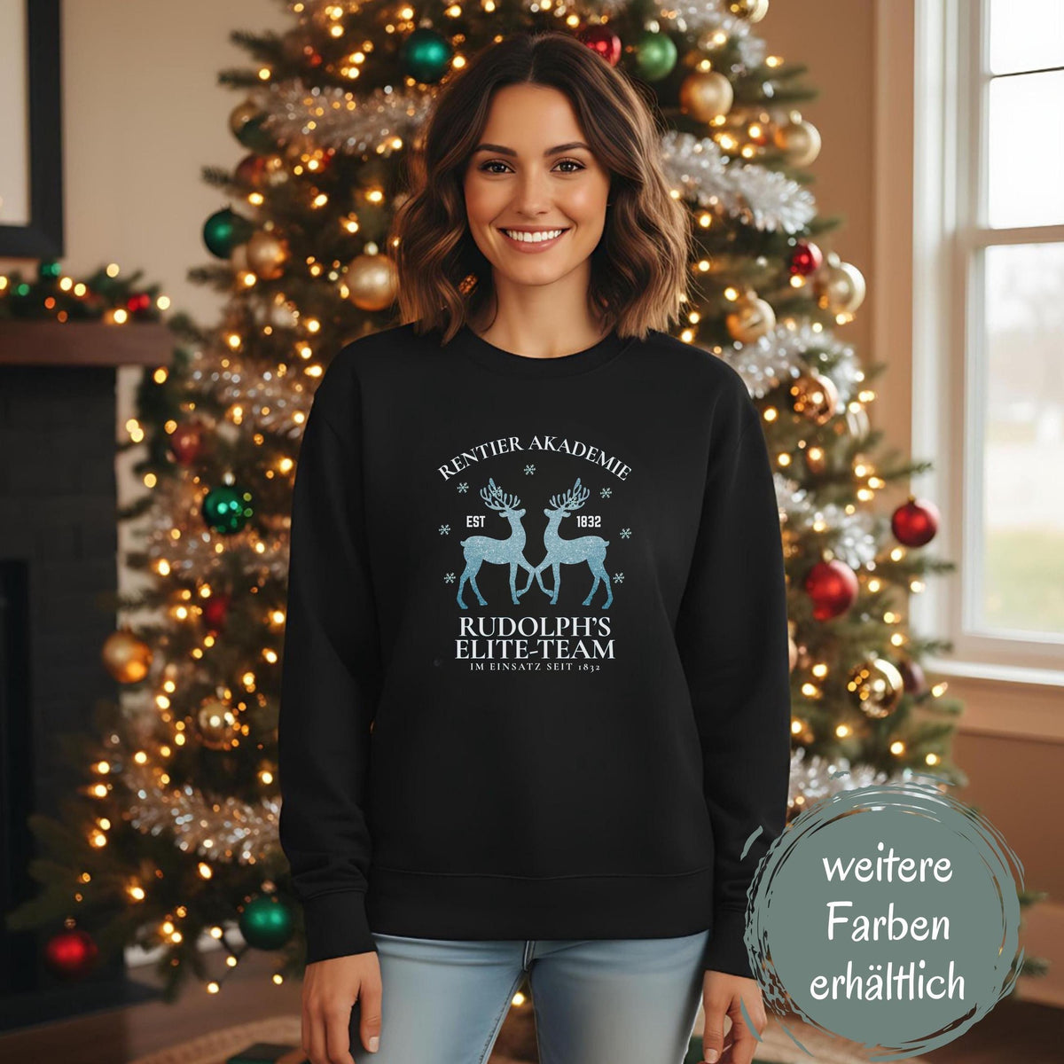 Weihnachtspullover „Rentier Akademie – Rudolph’s Elite-Team“ für Damen & Herren mit humorvollem Rentier-Motiv und Schneeflocken. Perfekter Winterpullover als Geschenkidee für Frauen und Männer, ideal für Nikolaus, Weihnachtsmarkt, Advent & Weihnachtsfeier. Witziges Weihnachtsoutfit mit Rentieren, festlich & gemütlich – ein weihnachtliches Statement-Stück für Familie, Partnerlook, Wichtelrunden oder den festlichen Abend. Für Fans von Rudolph, Rentiere & Christmas Spirit!