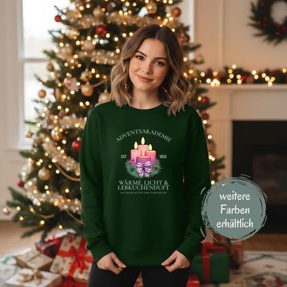 Weihnachtspullover Adventsakademie für Damen und Herren mit vier brennenden Kerzen, Tannenzweigen, Beeren und Schleife – gemütliches Winterpullover-Motiv in festlichem Design. Perfekt als Geschenkidee zu Weihnachten, für Nikolaus, Advent und als Wichtelgeschenk. Unisex Weihnachtskleidung mit emotionaler Botschaft: Wärme, Licht und Lebkuchenduft. Ideal für Weihnachtsmarkt, Familienfeier, Adventssonntag oder Fotoshooting. Süßer Weihnachtspullover für Frauen, Männer & Weihnachtsliebhaber.