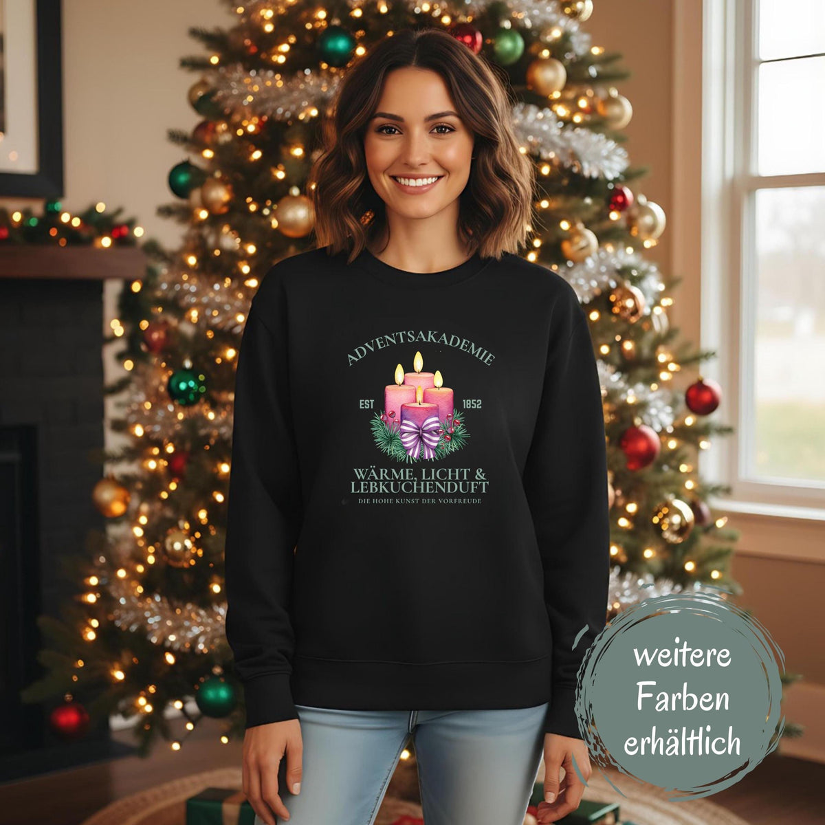 Weihnachtspullover Adventsakademie für Damen und Herren mit vier brennenden Kerzen, Tannenzweigen, Beeren und Schleife – gemütliches Winterpullover-Motiv in festlichem Design. Perfekt als Geschenkidee zu Weihnachten, für Nikolaus, Advent und als Wichtelgeschenk. Unisex Weihnachtskleidung mit emotionaler Botschaft: Wärme, Licht und Lebkuchenduft. Ideal für Weihnachtsmarkt, Familienfeier, Adventssonntag oder Fotoshooting. Süßer Weihnachtspullover für Frauen, Männer & Weihnachtsliebhaber.