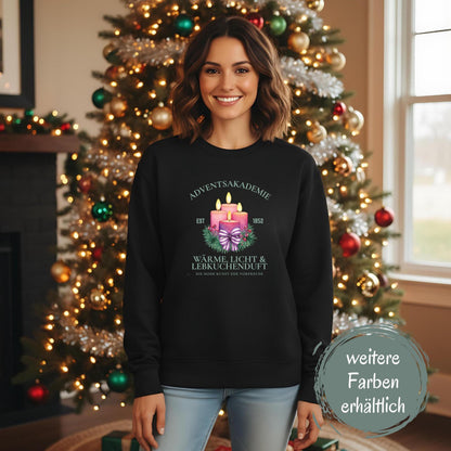 Weihnachtspullover Adventsakademie für Damen und Herren mit vier brennenden Kerzen, Tannenzweigen, Beeren und Schleife – gemütliches Winterpullover-Motiv in festlichem Design. Perfekt als Geschenkidee zu Weihnachten, für Nikolaus, Advent und als Wichtelgeschenk. Unisex Weihnachtskleidung mit emotionaler Botschaft: Wärme, Licht und Lebkuchenduft. Ideal für Weihnachtsmarkt, Familienfeier, Adventssonntag oder Fotoshooting. Süßer Weihnachtspullover für Frauen, Männer & Weihnachtsliebhaber.