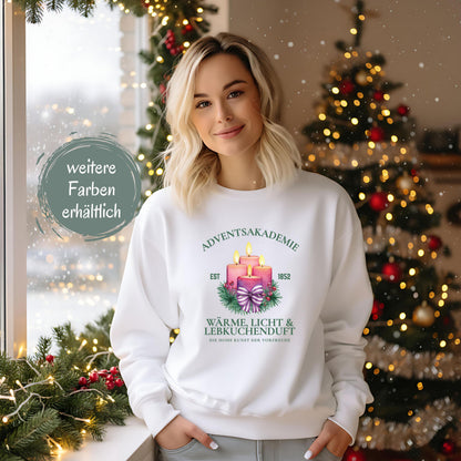 Weihnachtspullover Adventsakademie für Damen und Herren mit vier brennenden Kerzen, Tannenzweigen, Beeren und Schleife – gemütliches Winterpullover-Motiv in festlichem Design. Perfekt als Geschenkidee zu Weihnachten, für Nikolaus, Advent und als Wichtelgeschenk. Unisex Weihnachtskleidung mit emotionaler Botschaft: Wärme, Licht und Lebkuchenduft. Ideal für Weihnachtsmarkt, Familienfeier, Adventssonntag oder Fotoshooting. Süßer Weihnachtspullover für Frauen, Männer & Weihnachtsliebhaber.