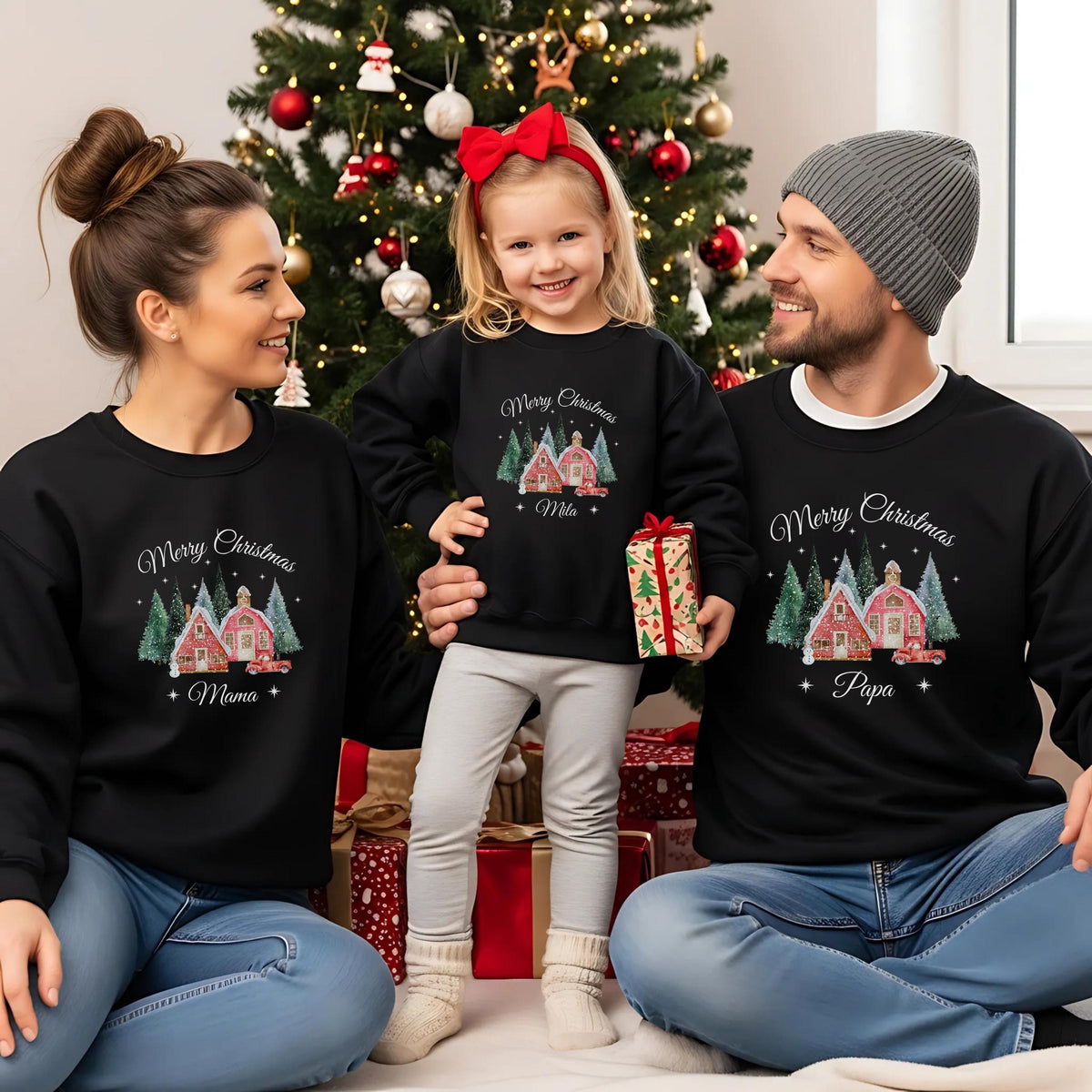 Personalisierter Weihnachtspullover für Familien mit verschneitem Dorfmotiv, Tannenwald, rotem Haus, Truck und Merry Christmas-Schriftzug. Ideal als Partnerlook Weihnachten für Eltern, Kinder und Babys. Dieses Familienoutfit ist perfekt für Geschwister-Outfits, Familienfotos, Heiligabend oder als liebevolles Weihnachtsgeschenk. Erhältlich als Winter Pullover, T-Shirt oder Body, hochwertig bedruckt und personalisierbar mit Namen. Ein einzigartiger Familienlook für festliche Stimmung Weihnachten