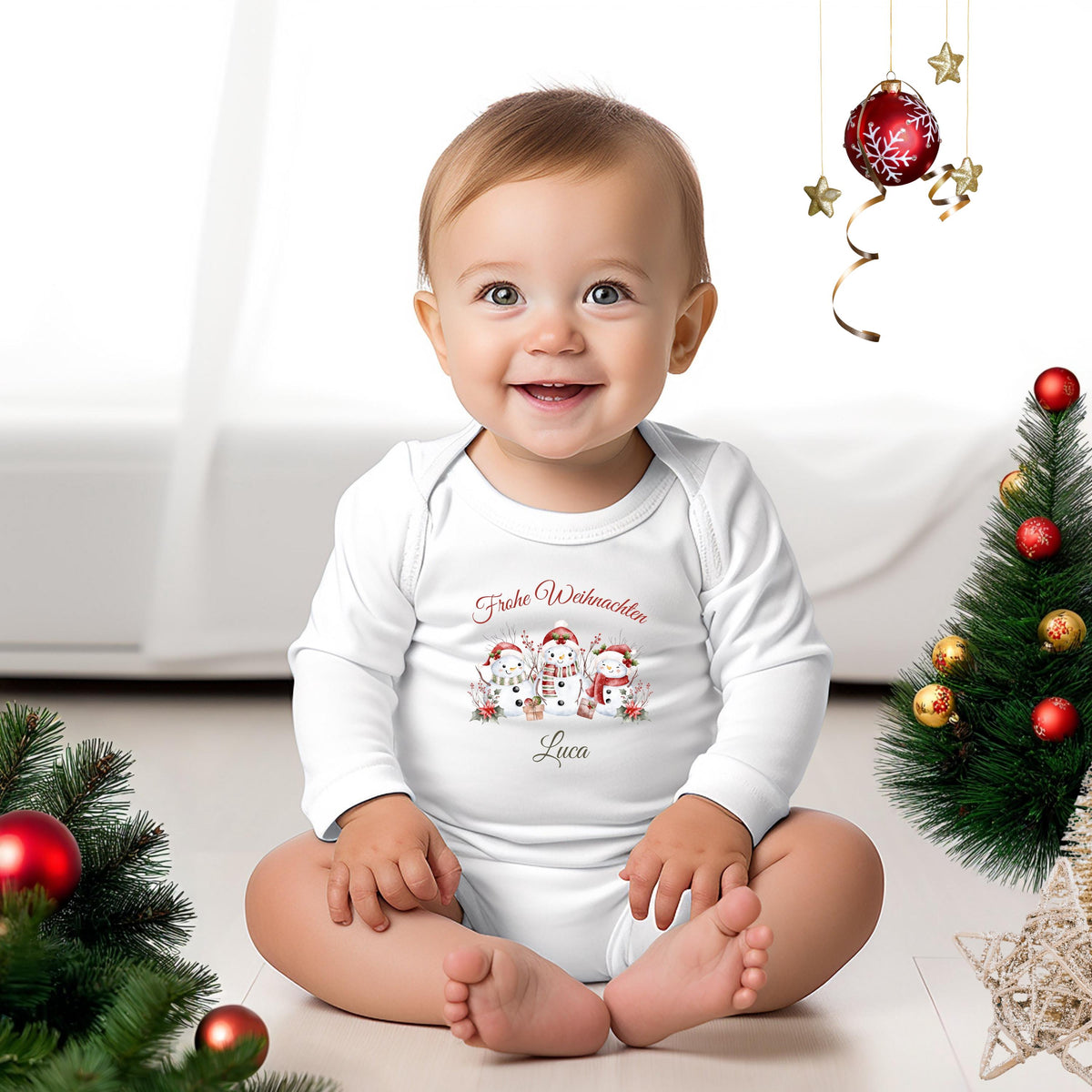 Personalisierbarer Weihnachtspullover Familie mit süßen Schneemännern – perfektes Weihnachtsoutfit als Partnerlook Weihnachten für Eltern, Kinder & Baby. Drei Schneemänner mit Weihnachtsmützen, Geschenken und Wintergrün bringen festliche Stimmung auf T-Shirt, Pullover oder Body. Ideal als Geschwister-Outfit, Familienpulli oder Geschenk zu Weihnachten. Kuscheliger Winterpullover, nachhaltig bedruckt – für Familienfotos, Feiern und gemütliche Wintertage.  Familienoutfit personalisiert Winterpulli