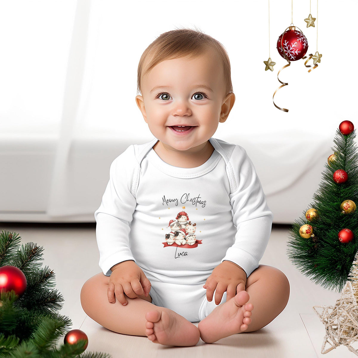 Weihnachtspullover Familie mit süßem Katzenmotiv „Meowy Christmas“ – personalisierbar für Mama, Papa, Kinder & Babys. Sieben niedliche Katzen mit Weihnachtsmützen und Rentierohren sitzen in Form eines Weihnachtsbaums – ideal als Partnerlook Weihnachten, Geschenk für Katzenliebhaber oder Familien-Weihnachtsoutfit. Perfekt für festliche Fotos, Geschwister-Pullover oder Babybodys zu Weihnachten. Ein originelles Weihnachtsoutfit für alle, die Tiere, Familie und Festlichkeit vereinen wollen.
