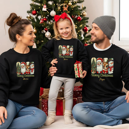 Retro Weihnachtspullover Familie mit Vintage-Charme: Das Motiv zeigt Weihnachtsbaum, Weihnachtsmann, Rentier & Schneemann in nostalgischem Stil – perfekt als personalisierbares Familienoutfit für Eltern, Kinder & Babys. Ideal für Partnerlook Weihnachten, Geschwister Outfit oder Fotoshooting. Weihnachtsoutfit mit festlichem Flair für Mama, Papa & Kids. Als Sweatshirt T-Shirt oder Body. Ein humorvoller und liebevoller Weihnachtspullover mit Retro-Motiv – für winterliche Familienmomente voller Herz