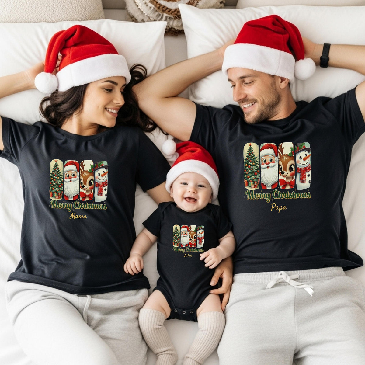 Retro Weihnachtspullover Familie mit Vintage-Charme: Das Motiv zeigt Weihnachtsbaum, Weihnachtsmann, Rentier & Schneemann in nostalgischem Stil – perfekt als personalisierbares Familienoutfit für Eltern, Kinder & Babys. Ideal für Partnerlook Weihnachten, Geschwister Outfit oder Fotoshooting. Weihnachtsoutfit mit festlichem Flair für Mama, Papa & Kids. Als Sweatshirt T-Shirt oder Body. Ein humorvoller und liebevoller Weihnachtspullover mit Retro-Motiv – für winterliche Familienmomente voller Herz