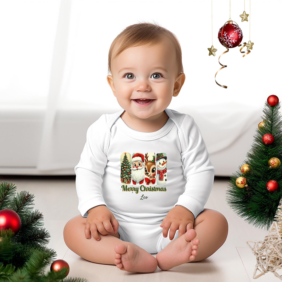 Retro Weihnachtspullover Familie mit Vintage-Charme: Das Motiv zeigt Weihnachtsbaum, Weihnachtsmann, Rentier & Schneemann in nostalgischem Stil – perfekt als personalisierbares Familienoutfit für Eltern, Kinder & Babys. Ideal für Partnerlook Weihnachten, Geschwister Outfit oder Fotoshooting. Weihnachtsoutfit mit festlichem Flair für Mama, Papa & Kids. Als Sweatshirt T-Shirt oder Body. Ein humorvoller und liebevoller Weihnachtspullover mit Retro-Motiv – für winterliche Familienmomente voller Herz