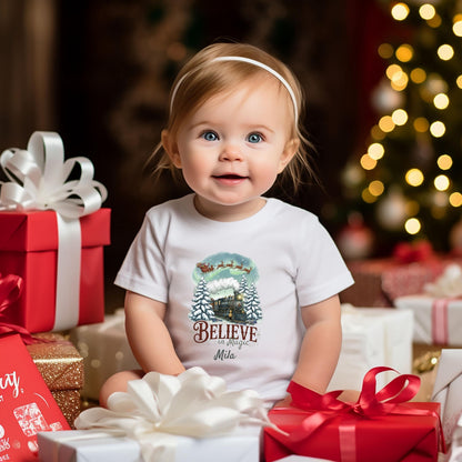 Weihnachtspullover Familie mit nostalgischem Weihnachtszug und Santa-Schlitten – liebevoll personalisiert mit Namen wie "Familie Müller". Das detailreiche Motiv zeigt eine dampfende Lokomotive im verschneiten Tannenwald, darüber zieht der Weihnachtsmann mit Rentieren durch den Polarhimmel. Ideal für Eltern, Kinder & Babys im festlichen Partnerlook. Perfekt als Familien-Weihnachtsoutfit, Geschenk oder Geschwistershirt für Weihnachten, Heiligabend und Familienfotos.Partnerlook Weihnachte