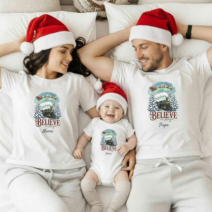 Personalisierter Weihnachtspullover mit nostalgischem Weihnachtszug und dem Spruch „Believe in Magic“ – ideal für Familien als Partnerlook Weihnachten. Das Motiv zeigt eine dampfende Lokomotive im verschneiten Wald, über ihr fliegt der Weihnachtsmann mit Rentieren durch den Nordlicht-Himmel. Für Kinder, Babys und Eltern als festliches Familienoutfit mit Namen. Perfekt für Weihnachtsfotos, Geschwisterpullover, Winterfeste oder als Geschenk für Mama, Papa, Oma, Opa & kleine Eisenbahn-Fans.