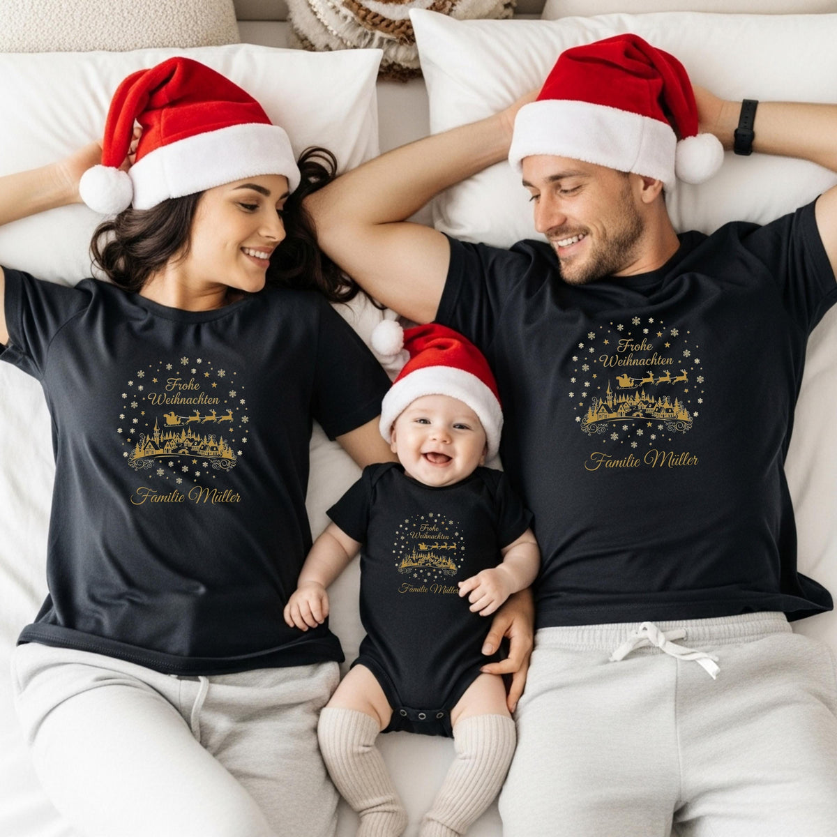 Weihnachtspullover Familie mit goldfarbenem Weihnachtsdorf, Rentierschlitten und „Frohe Weihnachten“-Schriftzug – ideal für personalisierte Partnerlook Weihnachten Outfits für Eltern, Kinder und Babys. Perfekt als Geschwisteroutfit oder Familienoutfit für Weihnachten. Motiv in edlem Gold-Look auf Pullover, T-Shirt oder Body – ein festliches Weihnachtsoutfit für die ganze Familie. Hochwertig, liebevoll und ideal als Geschenkidee. Familien-Weihnachtspullover individuell gestalten.