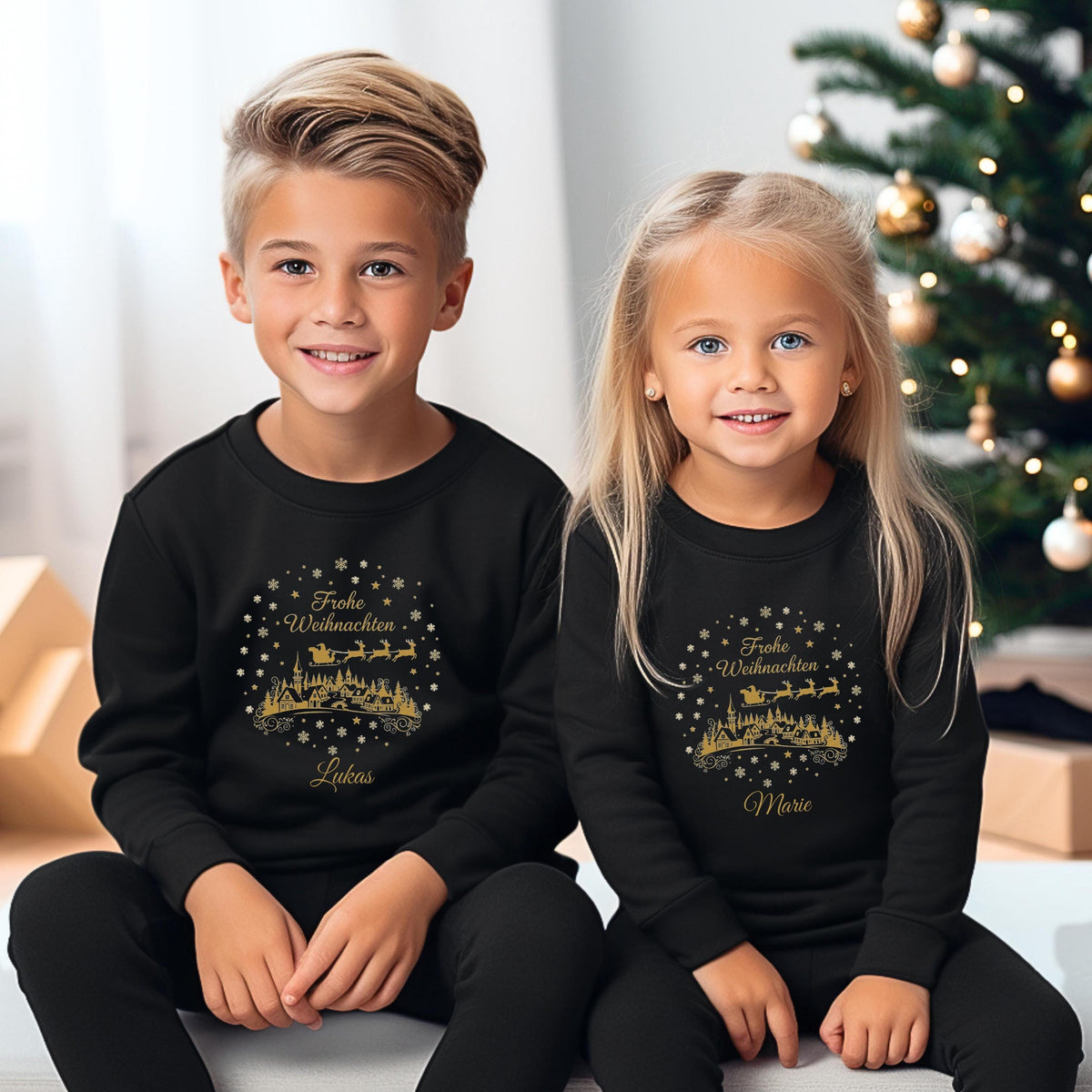 Weihnachtspullover Familie mit goldfarbenem Weihnachtsdorf, Rentierschlitten und „Frohe Weihnachten“-Schriftzug – ideal für personalisierte Partnerlook Weihnachten Outfits für Eltern, Kinder und Babys. Perfekt als Geschwisteroutfit oder Familienoutfit für Weihnachten. Motiv in edlem Gold-Look auf Pullover, T-Shirt oder Body – ein festliches Weihnachtsoutfit für die ganze Familie. Hochwertig, liebevoll und ideal als Geschenkidee. Familien-Weihnachtspullover individuell gestalten.