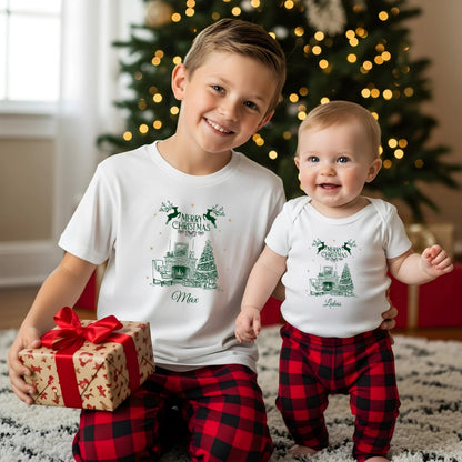 Personalisierter Weihnachtspullover mit nostalgischem Kaminzimmer, geschmücktem Weihnachtsbaum, Rentieren und Geschenken – ideal als Familienoutfit für Weihnachten. Der Partnerlook für Eltern, Kinder und Babys ist perfekt für Familienfotos, Geschwisteroutfits und feierliche Tage. Ob als Winterpullover, Sweatshirt, Body oder T-Shirt: Das personalisierbare Weihnachtsoutfit mit Name ist ein liebevolles Geschenk für Mama, Papa, Kinder oder Großeltern – für festliche Erinnerungen im Familienlook.