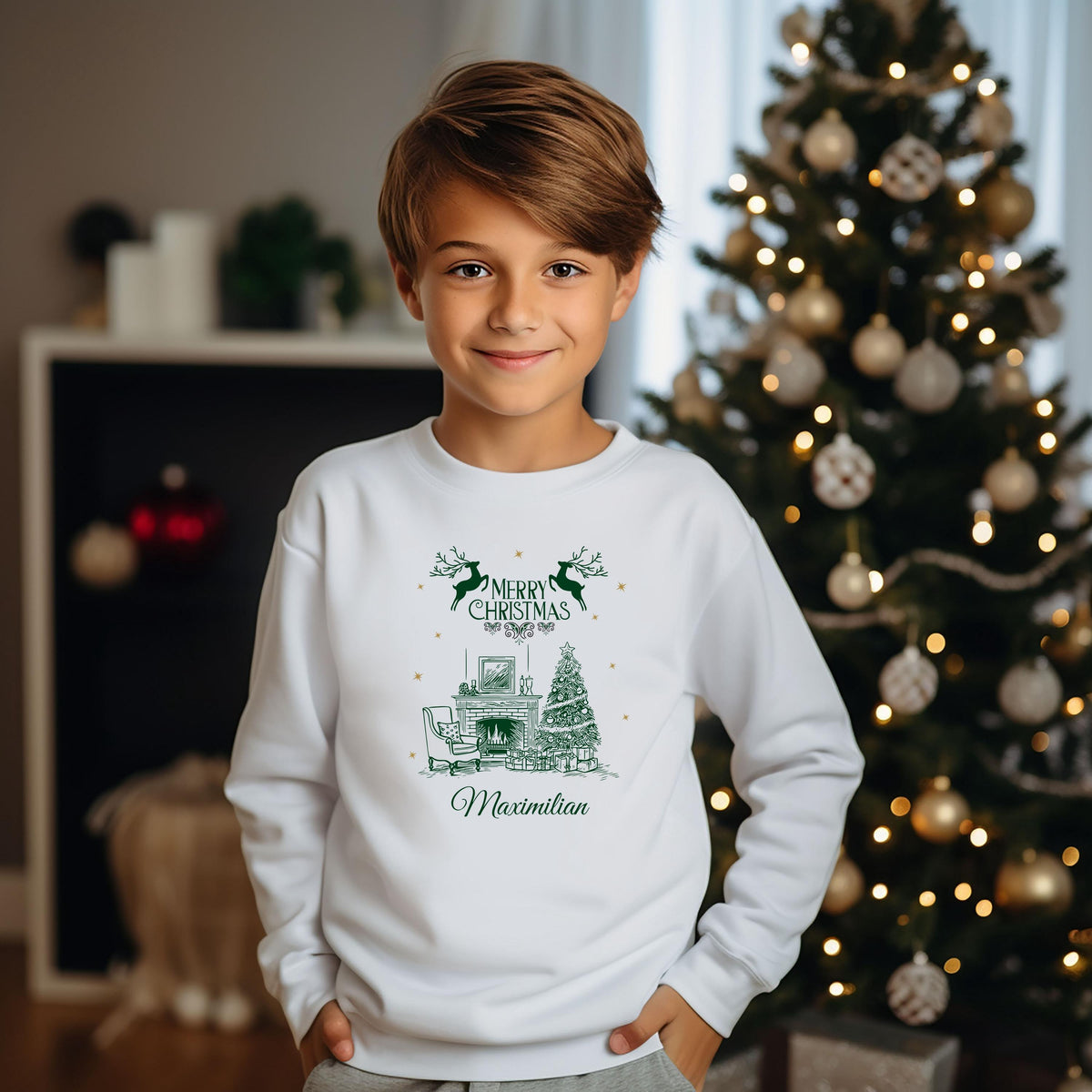 Personalisierter Weihnachtspullover mit nostalgischem Kaminzimmer, geschmücktem Weihnachtsbaum, Rentieren und Geschenken – ideal als Familienoutfit für Weihnachten. Der Partnerlook für Eltern, Kinder und Babys ist perfekt für Familienfotos, Geschwisteroutfits und feierliche Tage. Ob als Winterpullover, Sweatshirt, Body oder T-Shirt: Das personalisierbare Weihnachtsoutfit mit Name ist ein liebevolles Geschenk für Mama, Papa, Kinder oder Großeltern – für festliche Erinnerungen im Familienlook.