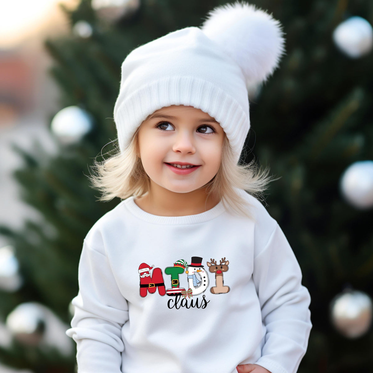 Weihnachtspullover mit bunten Buchstaben für die ganze Familie – personalisierbar mit „Papa Claus“, „Mama Claus“, „Mini Claus“ u.a. Ideal als Familienoutfit zu Weihnachten, Geschwister-Outfit oder Matching-Look für Heiligabend. Perfekt für Weihnachtsfotos, festliche Anlässe oder als Geschenkidee. Liebevoll gestaltetes Design mit Rentier, Schneemann, Weihnachtsmann und Details auf – für Eltern Kinder und Babys. Partnerlook Weihnachten, Familienlook Weihnachten personalisierbares Weihnachtsoutfit.