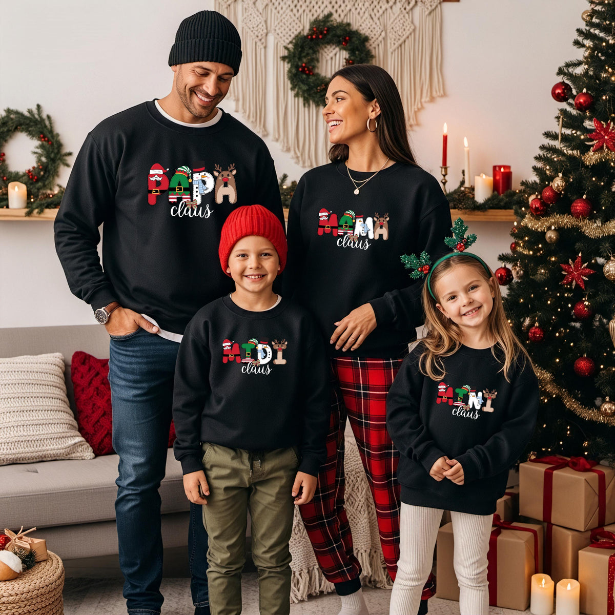 Weihnachtspullover mit bunten Buchstaben für die ganze Familie – personalisierbar mit „Papa Claus“, „Mama Claus“, „Mini Claus“ u.a. Ideal als Familienoutfit zu Weihnachten, Geschwister-Outfit oder Matching-Look für Heiligabend. Perfekt für Weihnachtsfotos, festliche Anlässe oder als Geschenkidee. Liebevoll gestaltetes Design mit Rentier, Schneemann, Weihnachtsmann und Details auf – für Eltern Kinder und Babys. Partnerlook Weihnachten, Familienlook Weihnachten personalisierbares Weihnachtsoutfit.