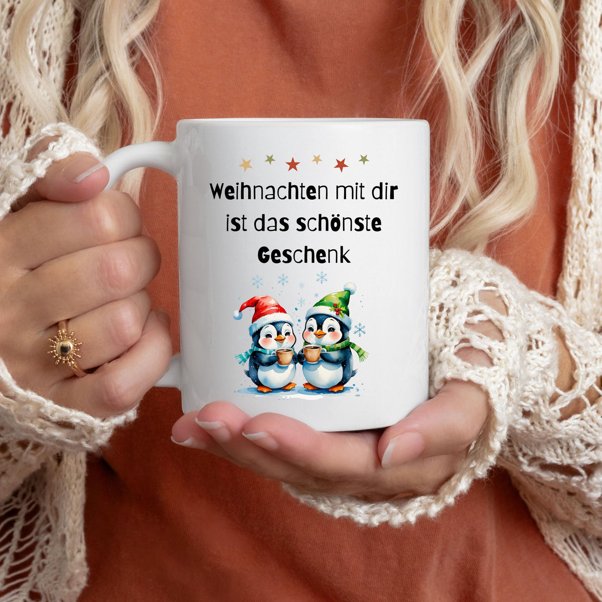 Weihnachtstasse mit Spruch „Weihnachten mit dir ist das schönste Geschenk“ als originelle Geschenkidee für Freundin, Partnerin, Kollegin oder Ehefrau. Die Kaffeetasse zeigt zwei niedliche Pinguine mit Weihnachtsmütze, die Kakao halten – perfekt für Winter, Advent und Weihnachtszeit. Lustige Tasse Weihnachten für Paare, Familien, Büro oder Zuhause. Hochwertiger Keramikbecher, ideal als kleines Geschenk, Wichtelgeschenk oder Weihnachtsgeschenk für Frauen, Pinguin-Fans, Kollegen, Kaffeeliebhaber.